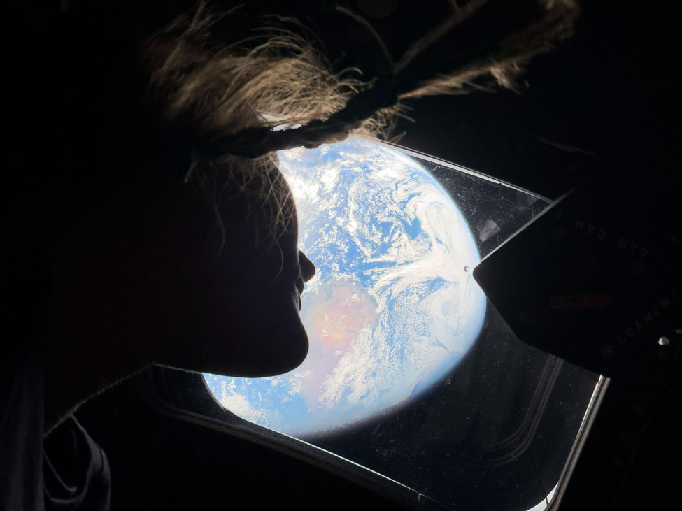 Christina Koch, a NASA űrhajósa és az Artemis II misszió specialistája kinéz az Orion űrszonda egyik fő kabinablakán, és visszanéz a Földre, miközben a legénység a Hold felé tart. Forrás: NASA Rekordot döntött az Artemis II, közben lélegzetelállító fotókat készítettek a Hold túlsó oldaláról