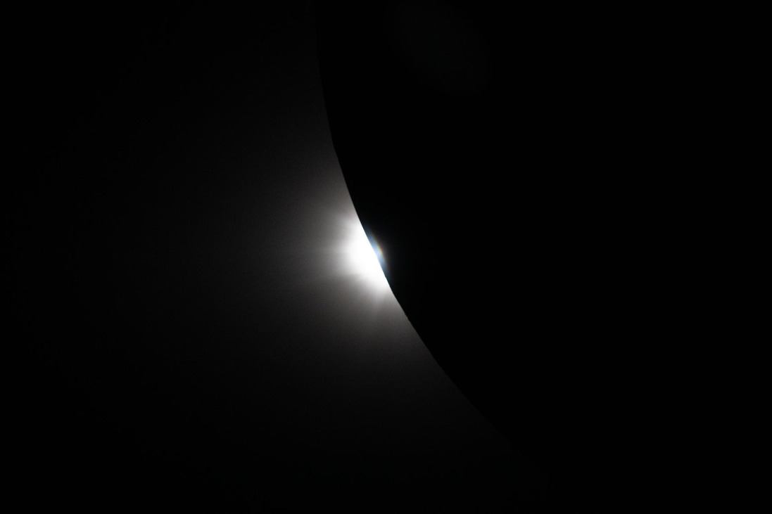 A Hold mögül előbukkanó Nap látható ezen a felvételen, az Artemis II Hold melletti elhaladásának végéhez közeledve. Forrás: NASA Rekordot döntött az Artemis II, közben lélegzetelállító fotókat készítettek a Hold túlsó oldaláról