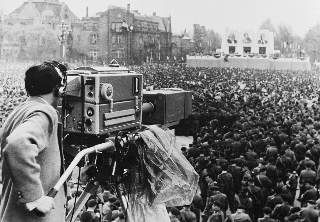 Hősök tere, az 1957. május 1-i nagygyűlés közvetítése. Hivatalosan ekkor indult a Magyar Televízió nyilvános adása. Forrás: Fortepan / Rádió és Televízió Újság Úttörőnyakkendő, pálinkaszag és sörkorcsolya – Május elsejék a '80-as években