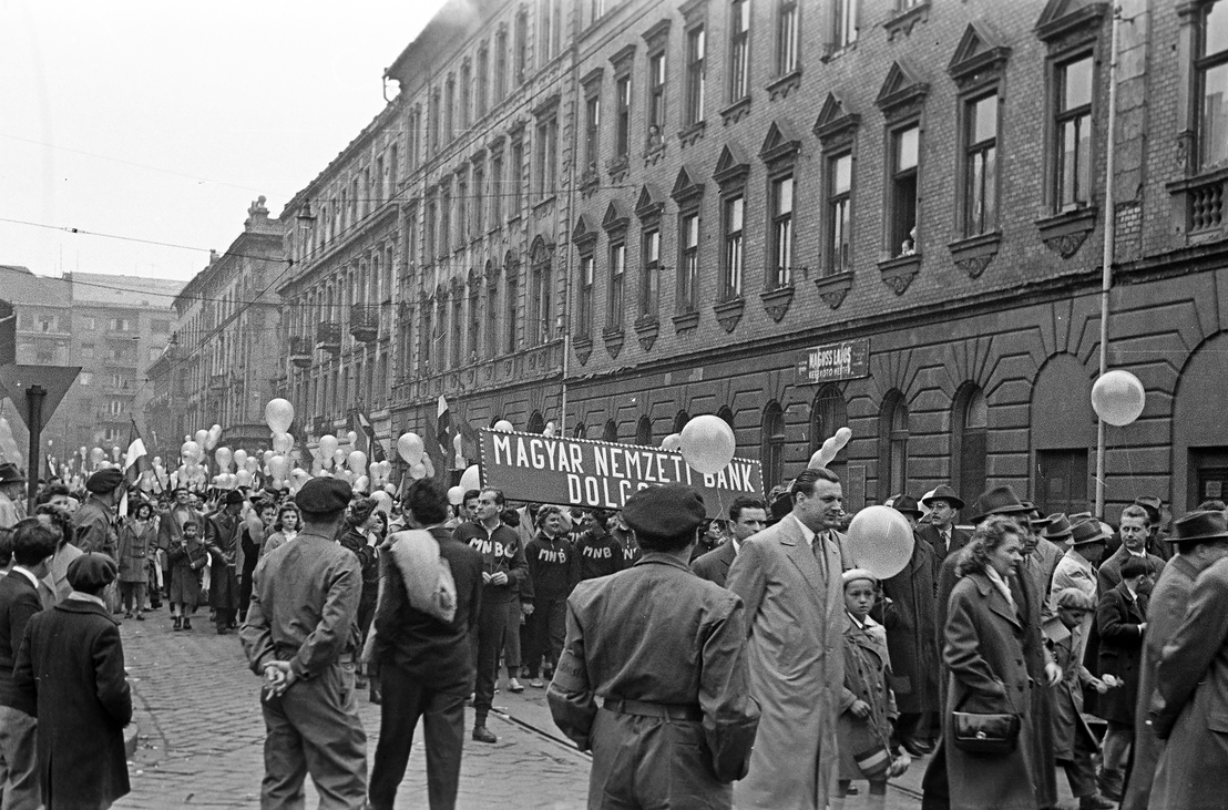 Bethlen Gábor utca a Damjanich utca felé nézve, az 1958. május 1-i felvonulás résztvevői. Forrás: Fortepan / Petrók Károly Úttörőnyakkendő, pálinkaszag és sörkorcsolya – Május elsejék a '80-as években