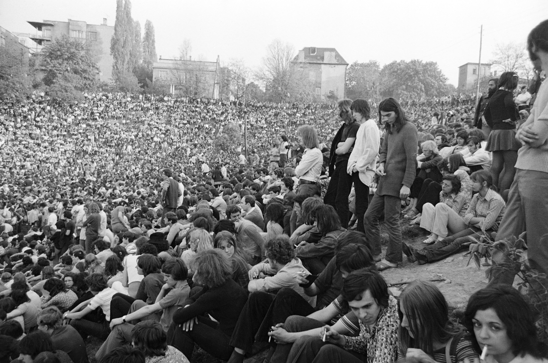 Hegyalja út - Sánc utca - Orom utca határolta terület, a május 1-i Mini-Syrius-LGT koncert közönsége 1973-ban. Forrás: Fortepan / Gyulai Gaál Krisztián Úttörőnyakkendő, pálinkaszag és sörkorcsolya – Május elsejék a '80-as években