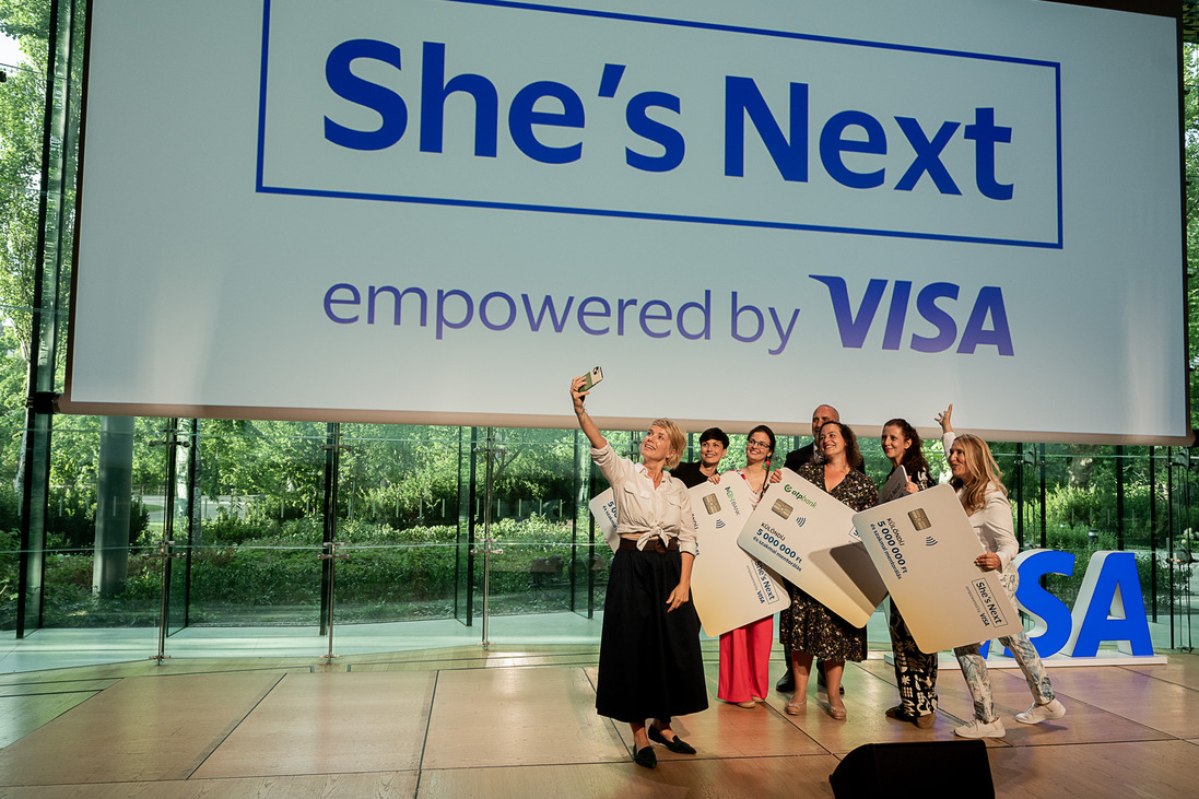 Női vállalkozónak lenni magányos műfaj? Nem kell annak lennie! Egymás kezét fogva várták az eredményt a vállalkozónők a Visa She’s Next 2026-os pályázatán