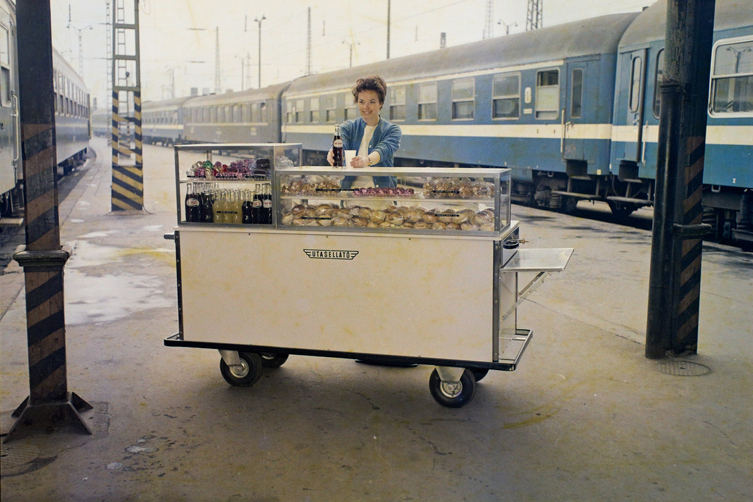 Nyugati pályaudvar, az Utasellátó mozgó elárusító helye, 1976. Forrás: Fortepan/ Bauer Sándor Minek nekünk macaron, ha van Párizsi Rúd? – Nosztalgiázz velünk a gulyáskommunizmus konyhájában