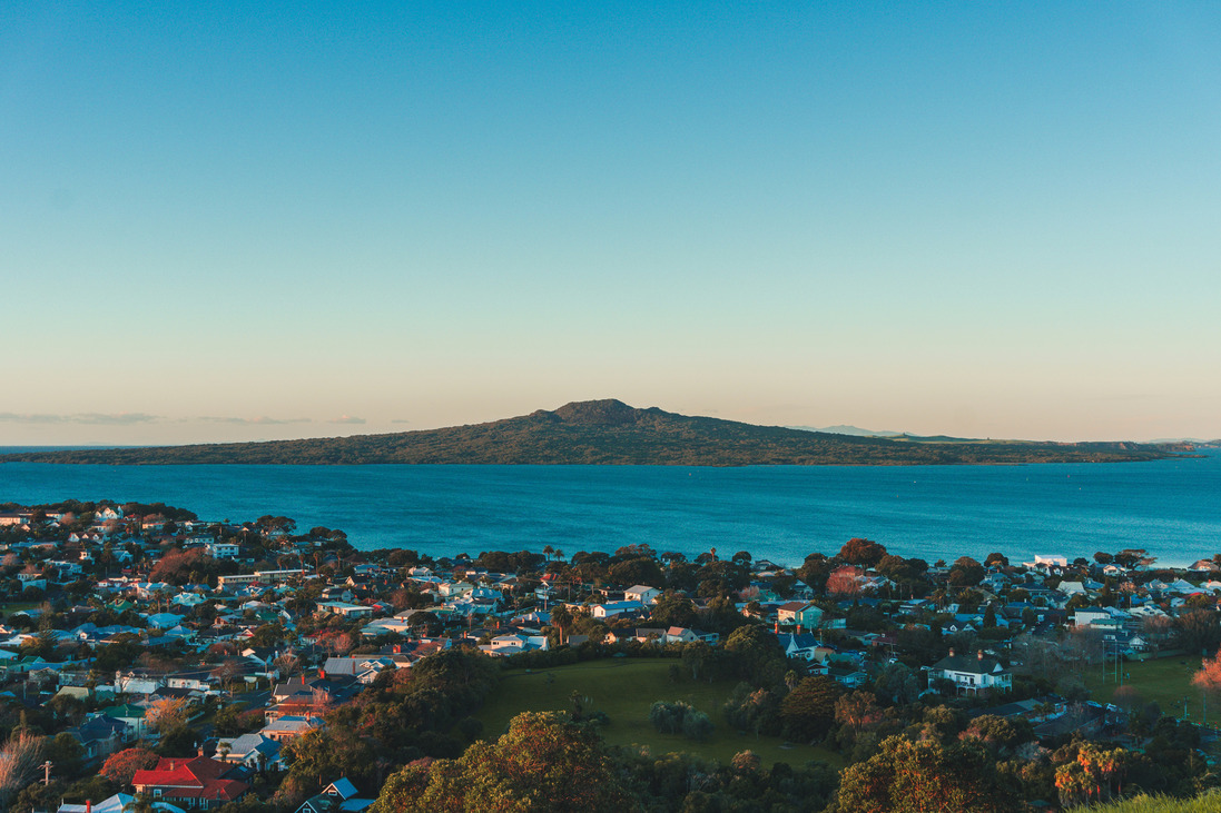 Rangitoto-sziget, Auckland, Új-Zéland, Forrás: Unsplash/ Sulthan Auliya Mezítláb a boltban, mosollyal az utcán – Ilyen az életünk Új-Zélandon