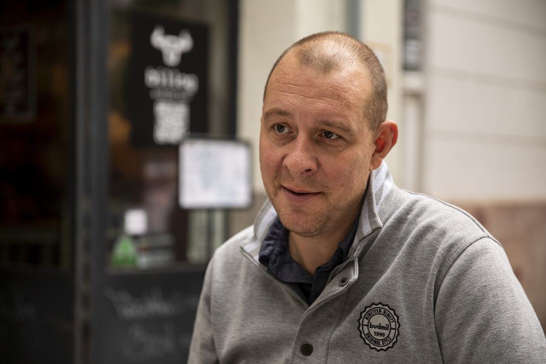 „Apám bejött a szobámba, és tett velem ezt-azt” – a Billog Burger tulajdonosát szívszorító, borzalmas történetekkel keresik fel
