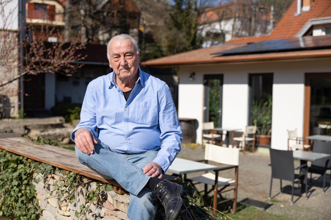 „Ha nekem itt kell lennem, idehozom a világot” – Harminc éve építi a Nomádot Balogh Bari és családja Beszélgetés a noszvaji Nomád Hotel & Glamping „mindenesével”