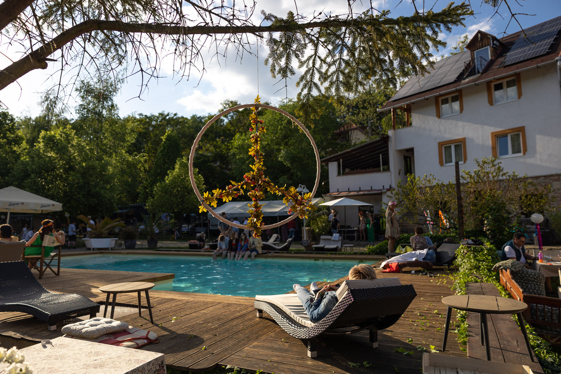 „Ha nekem itt kell lennem, idehozom a világot” – Harminc éve építi a Nomádot Balogh Bari és családja Beszélgetés a noszvaji Nomád Hotel & Glamping „mindenesével”