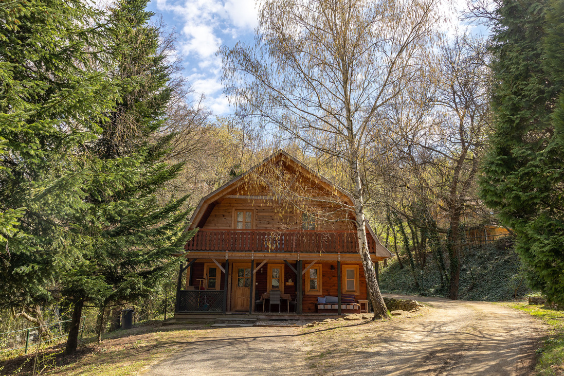 „Ha nekem itt kell lennem, idehozom a világot” – Harminc éve építi a Nomádot Balogh Bari és családja Beszélgetés a noszvaji Nomád Hotel & Glamping „mindenesével”