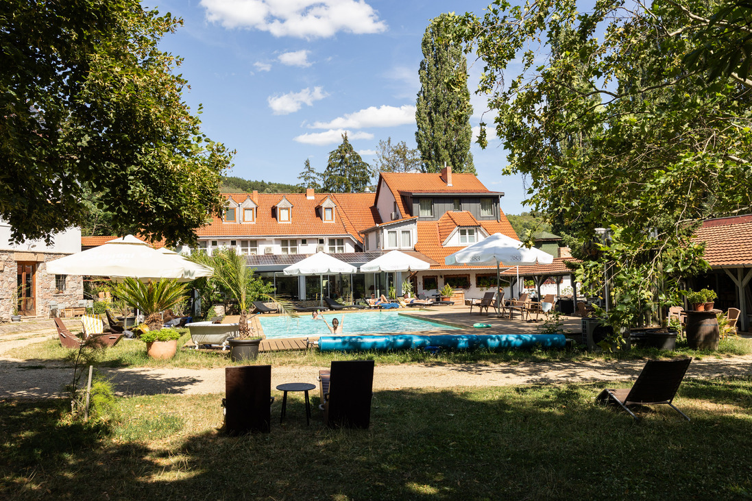 „Ha nekem itt kell lennem, idehozom a világot” – Harminc éve építi a Nomádot Balogh Bari és családja Beszélgetés a noszvaji Nomád Hotel & Glamping „mindenesével”
