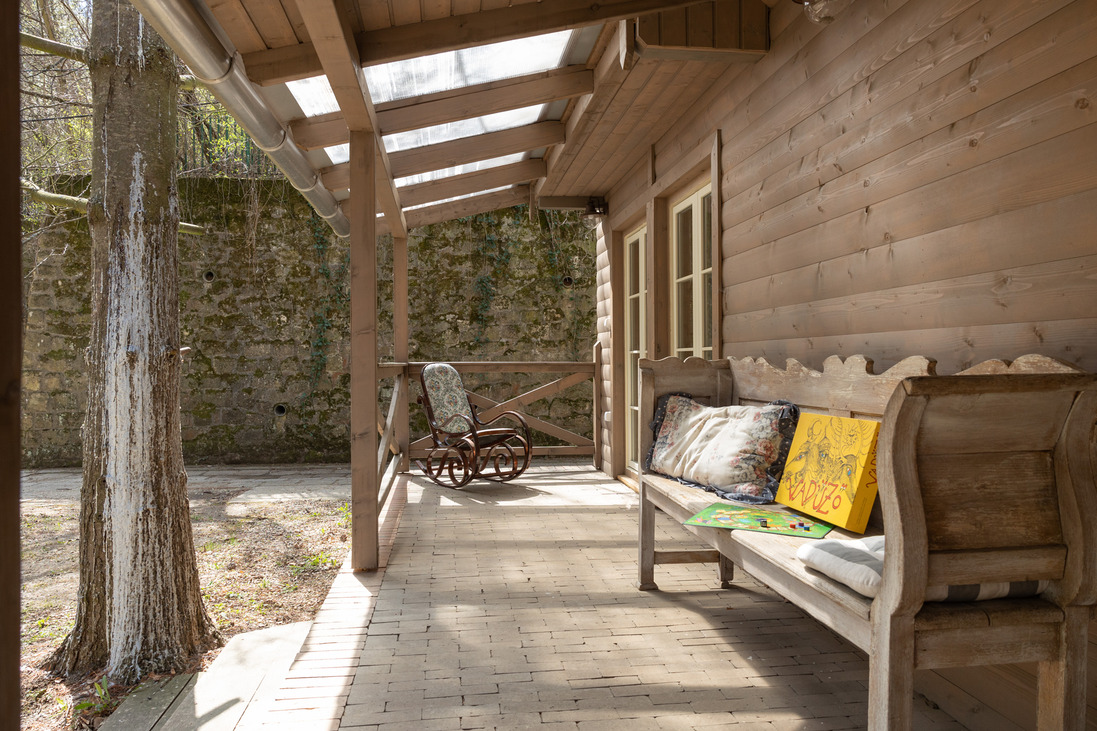 „Ha nekem itt kell lennem, idehozom a világot” – Harminc éve építi a Nomádot Balogh Bari és családja Beszélgetés a noszvaji Nomád Hotel & Glamping „mindenesével”
