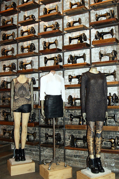 AllSaints üzlet a Sohoban, impresszív vizuális megjelenés, 493 darab Singerrel a falon