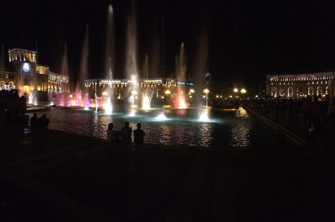 Jereván, Köztársaság tér, színes szökőkút, ami zenél