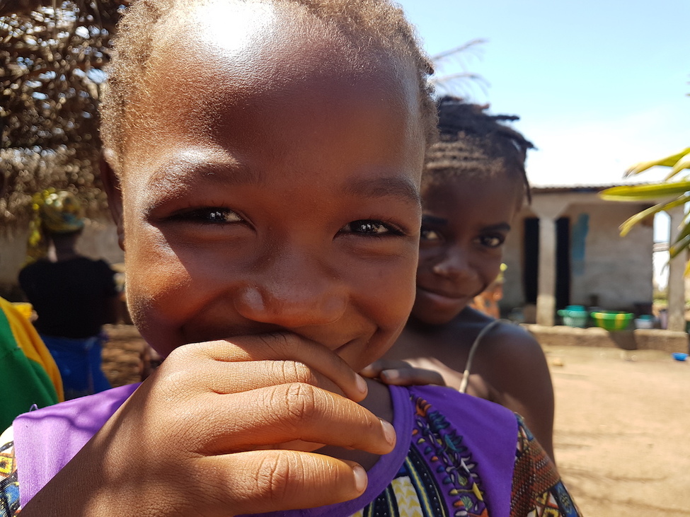 Guinea-i kisgyerek mosolyog