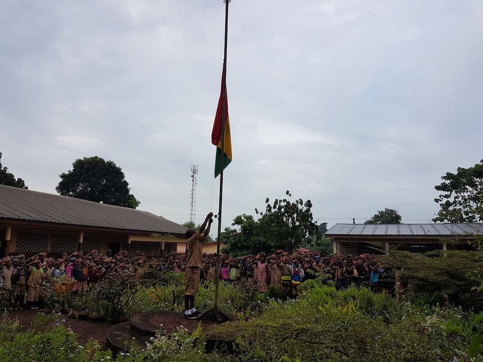 Guinea-i iskolások énekelik a himnuszt