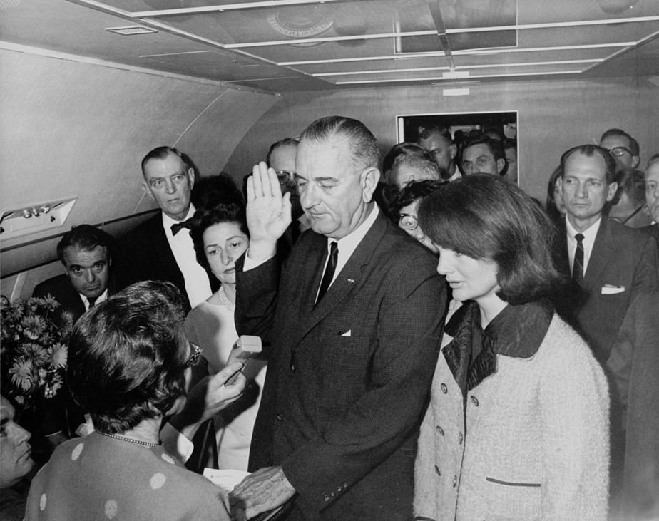 Lyndon B. Johnson elnöki eskütétele az elnöki különgép fedélzetén pár órával a dallasi merénylet után. (forrás: Stoughton, Cecil W. (Cecil William), jfklibrary.org)