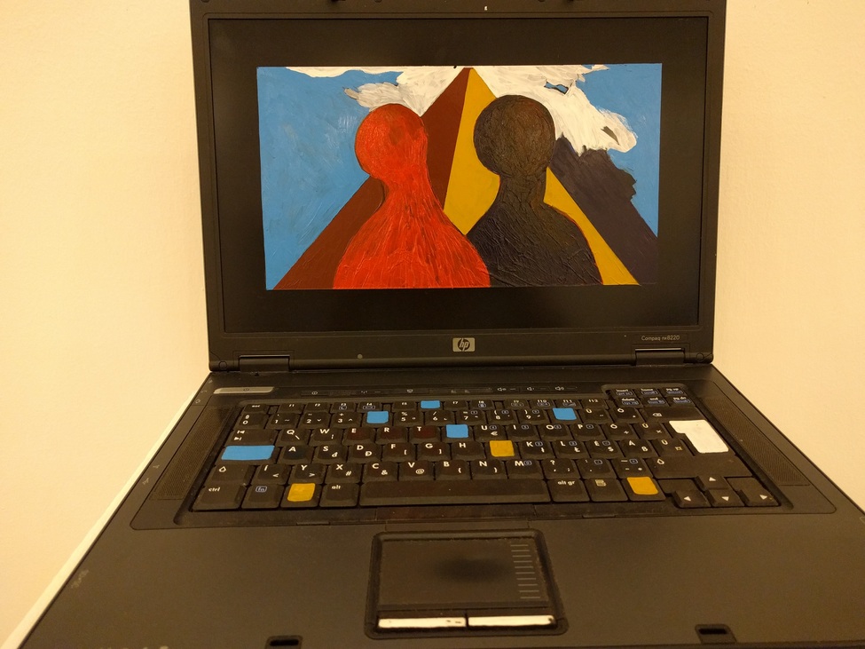 laptop a monitorjára két angyal festve 