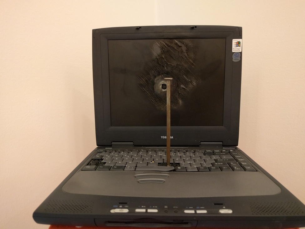laptop átszúrva egy szöggel