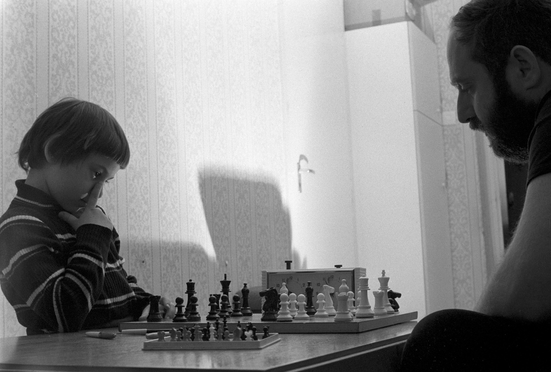 Judit az apukájával sakkozik