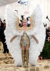 Katy Perry Versace-ban - Forrás: Getty Images/Karwai Tang/Karwai Tang