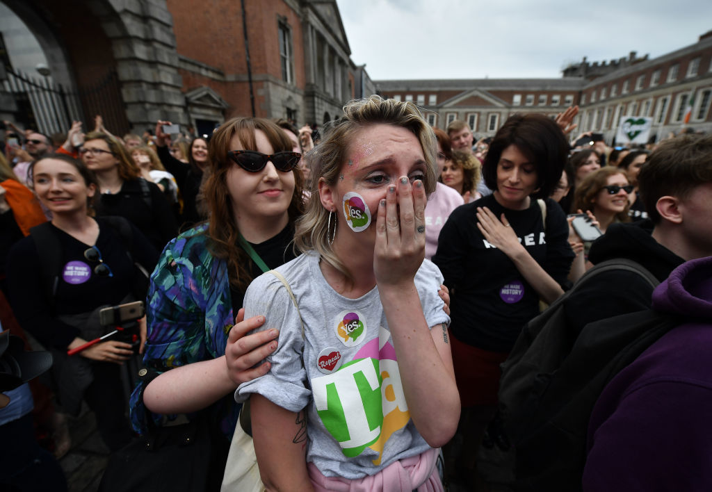 Női örömkönnyek az új törvény kihirdetésekor, 2018. május 26., Írország, Dublin