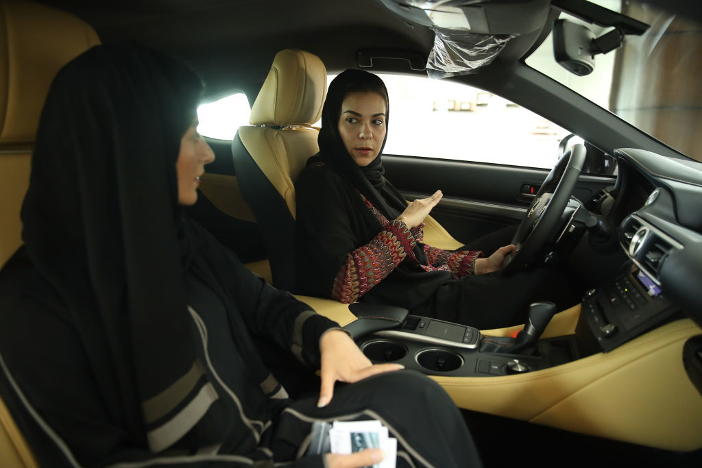 A szaúdi Modia megvásárolta élete első autóját, egy Lexust