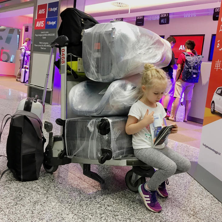 egy nagy bőrönd, egy kicsi, két hátizsák, két gyerekülés
