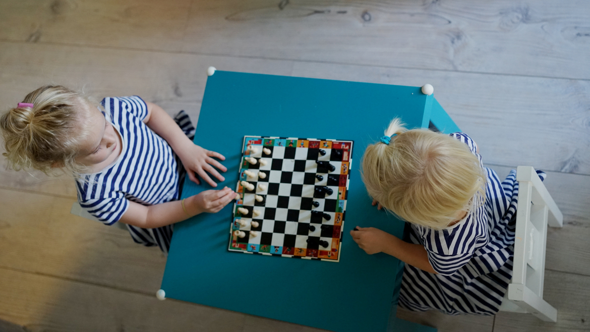 sakkozó kislányok