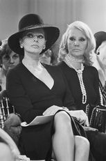 Édesanyjával, Romilda Villanival egy 1974-es Christian Dior-bemutatón