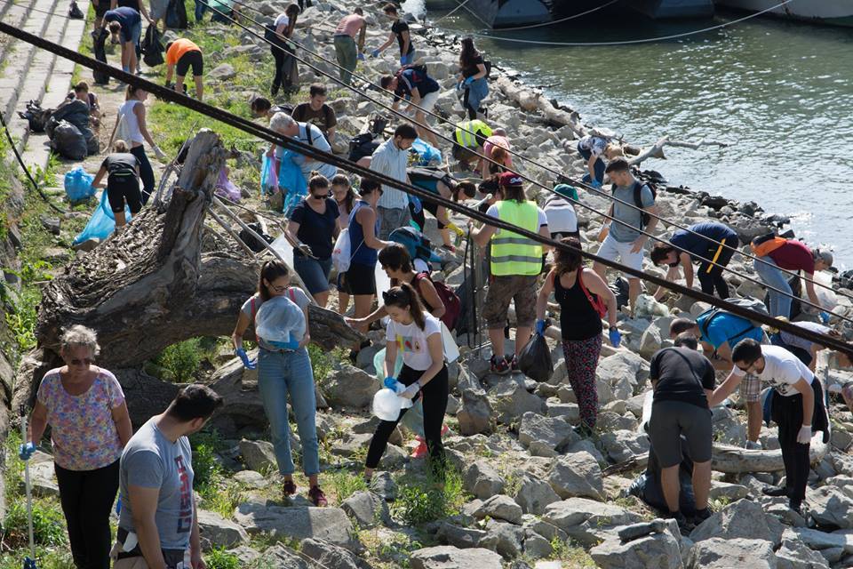 Szemétszedési akció a Duna-parton – Forrás: Forrás: hulladékvadász.hu