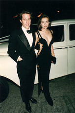 Liz Hurley a híres Versace-ruhában 1994-ben, a Négy esküvő, egy temetés című film premierjén