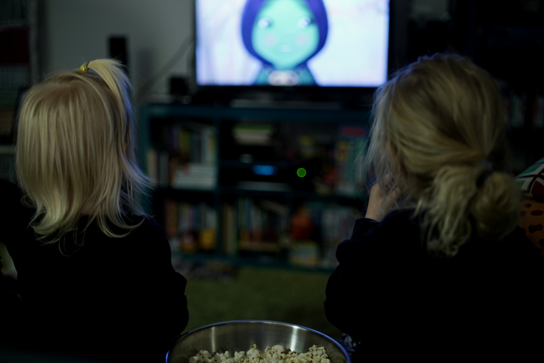 két kislány a tévé előtt - nézik a Lengemeséket