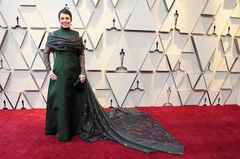 Olivia Colman A kedvencben nyújtott alakításáért Oscar-díjat kapott. És tegnap este Pradat viselt.