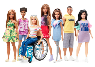 2019-ben már kerekes székes Barbie is létezik- Forrás: - Forrás:  Mattel, Inc.