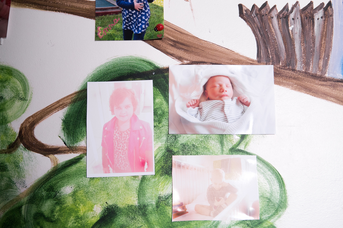 Három fotó a Tábitha Ház fotófaláról, az egyiken egy kisbaba, akitől itt tudtak méltó módon elbúcsúzni a szülei