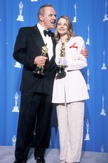 Jodie Foster, és Sir Anthony Hopkins az Oscar-gálán, amikor elnyerték A bárányok hallgatnak című filmért járó aranyszobrokat 1991-ben