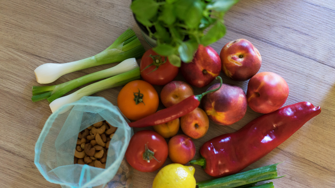 előkészített zöldségek és gyümölcsök: újhagymák, paradicsomok, kápiaparika, chilipaprika, citrom, sárgabarackok, nektarinok, bazsalikomlevelek, kesdió