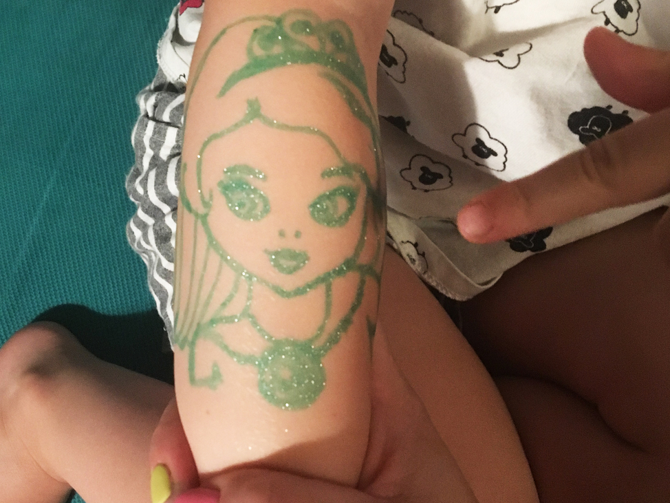 csillogó rajzolt tetoválás egy kislány karján