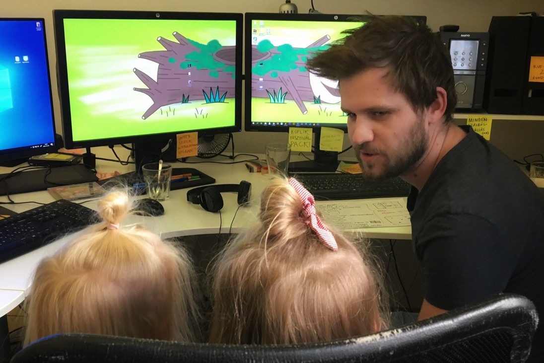 két kislány nézi a monitoron a film egy részletét, a rendező magyarázza nekik, mit látnak