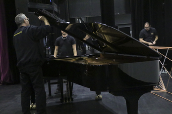 Caramel fellépéséhez a zongora behangolva! - Fotó: De Jonghe Anna