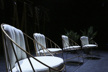 Elegáns székek a színpadi beszélgetésekhez - Fotó: De Jonghe Anna