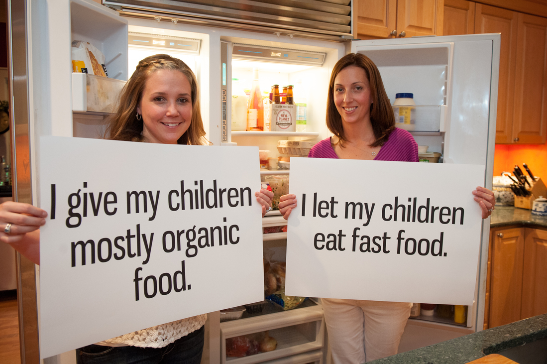 Első anyuka: „Én organikus ételeket adok a gyerekeimnek” Második anyuka: „Én megengedem, hogy a gyerekeim gyorsétteremben egyenek”
