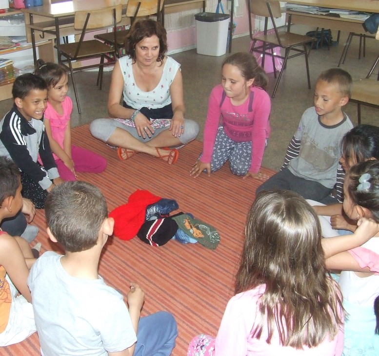 Feuer Yvette a gyerekek körében a magyarmecskei általános iskolában
