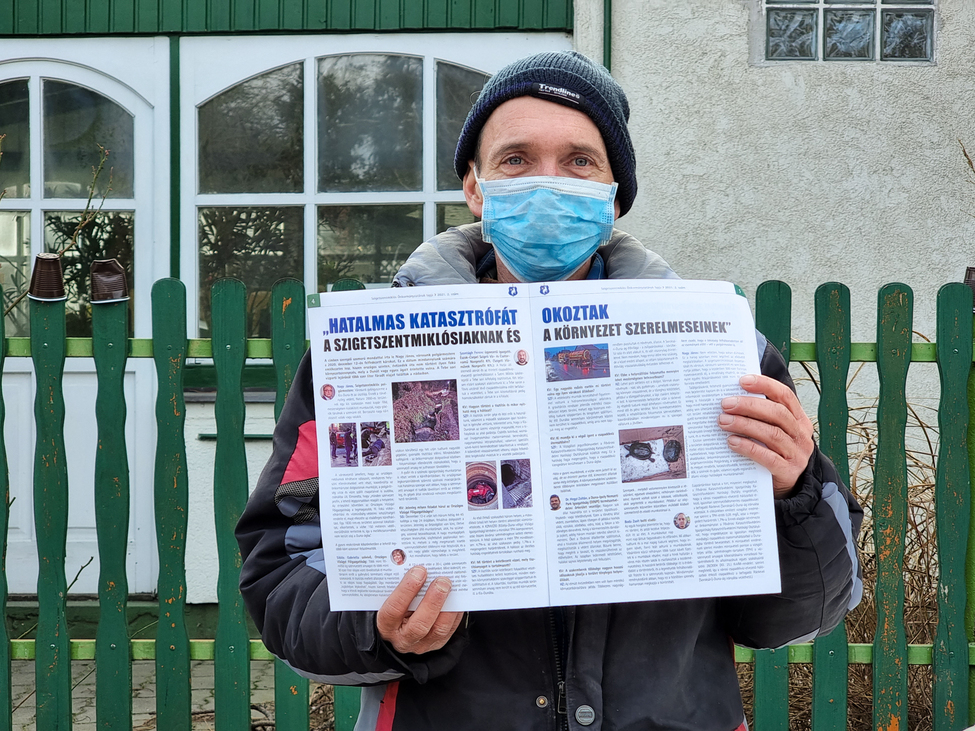 László a Kisváros című helyi újságból tájékozódik a legújabb hírekről