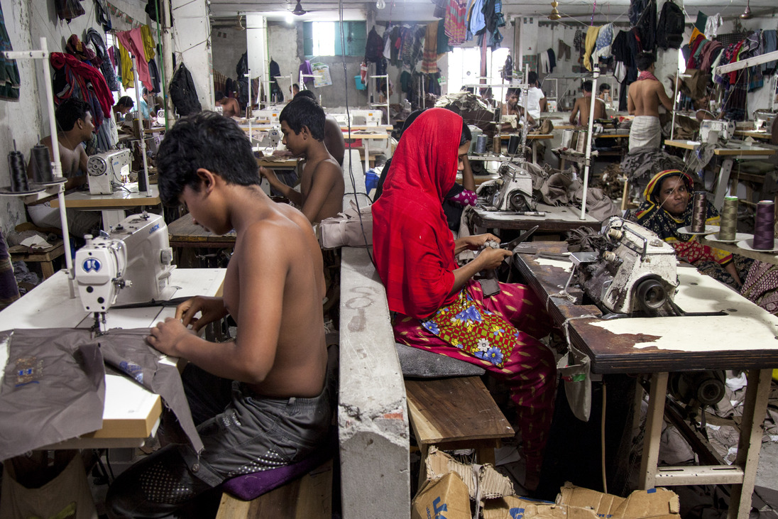 Gyerekek és fiatalok ruhát varrnak Dakkában, Bangladesben – Forrás: Getty Images/K M Asad/LightRocket