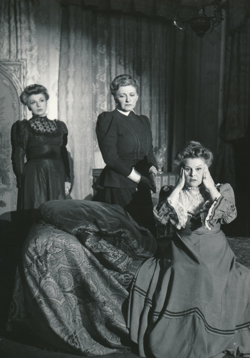 Dajka Margit, Gombaszögi Frida és Mezey Mária a Három nővér című előadásban 1947-ben 