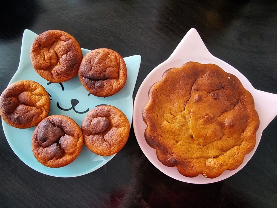 muffin formájú és pici torta formájú sütik cicás tányéron